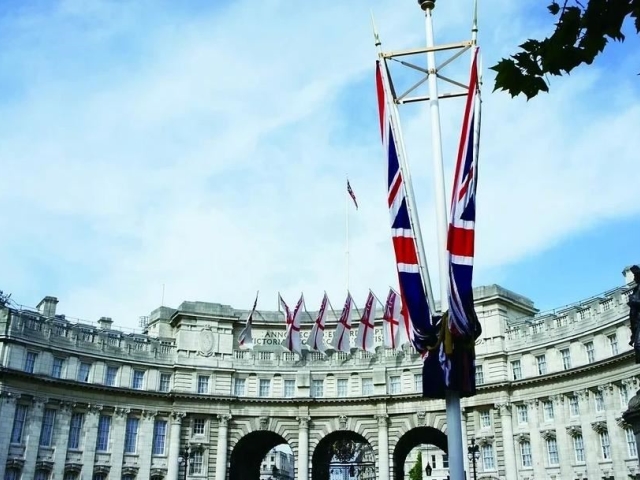 從英國首相宣布辭職看國際外交現實與國內民主困境